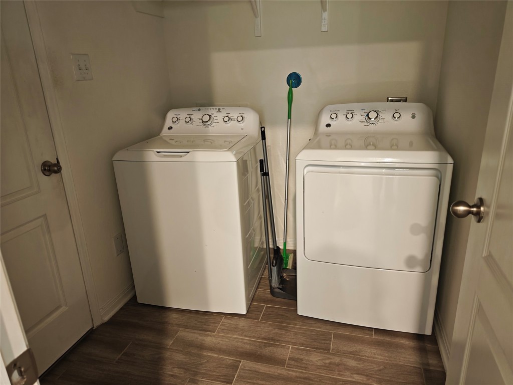 1270 Glendora Drive Rosharon, TX 77583 - Photo 9 of 43 a utility room with dryer and washer