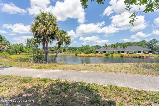 a sign that is sitting in front of a white house