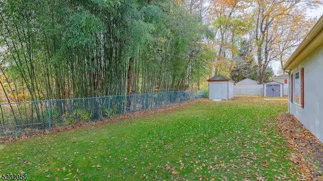 a view of a back yard