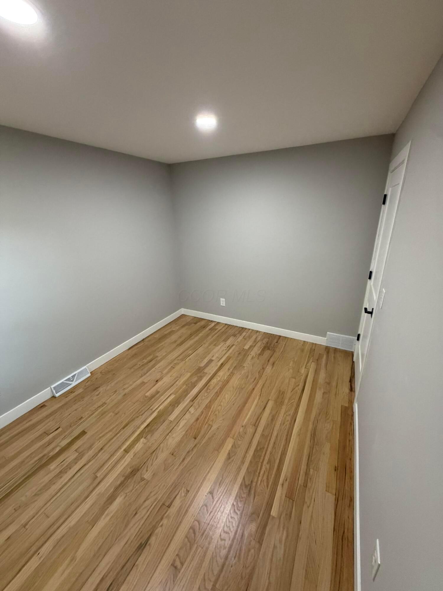 957 Old Farm Road Columbus, OH 43213 - Photo 16 of 35 Home Office