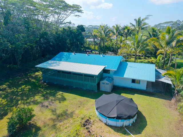 a view of a chairs in a backyard