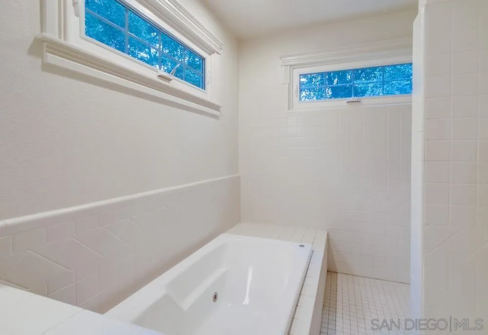 4499 Toyon Mountain Road Julian, CA 92036 - Photo 27 of 50 a bathroom with a bathtub