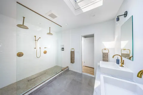 $2,195,000 | 4 Hollow Tree Lane, East Hampton, NY 11937