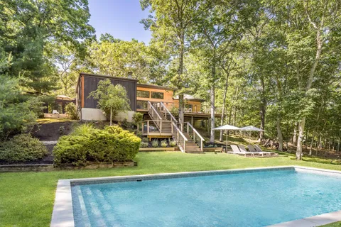 $2,195,000 | 4 Hollow Tree Lane, East Hampton, NY 11937