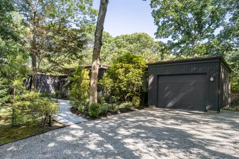 $2,195,000 | 4 Hollow Tree Lane, East Hampton, NY 11937