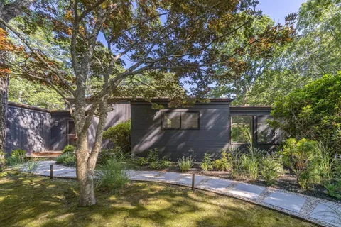 $2,195,000 | 4 Hollow Tree Lane, East Hampton, NY 11937