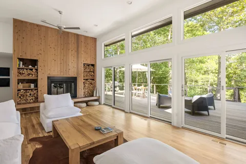 $2,195,000 | 4 Hollow Tree Lane, East Hampton, NY 11937