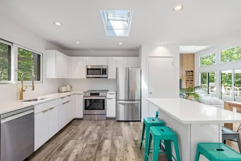 $2,195,000 | 4 Hollow Tree Lane, East Hampton, NY 11937