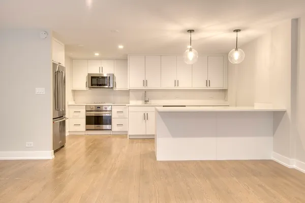 $4,200 | 227 East Walton Place, Unit 8W, Chicago, IL 60611