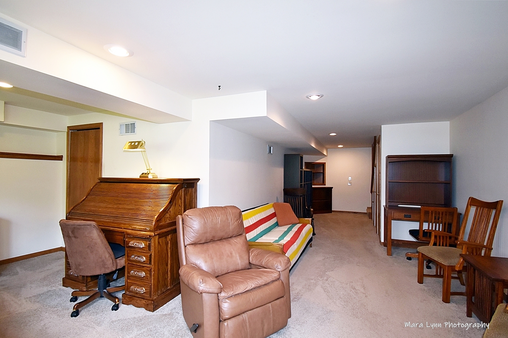 292 Cane Garden Circle Aurora, IL 60504 - Photo 10 of 44 a room with furniture and a chair