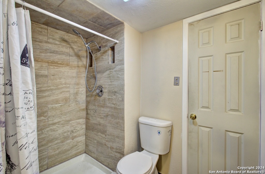 6810 Crown Ridge San Antonio, TX 78239 - Photo 29 of 34 a bathroom with a toilet and shower