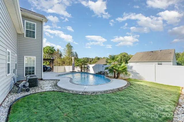 a view of a backyard