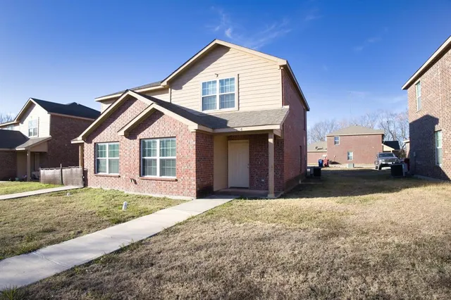 $1,695 | 1716 South Waco Street, Van Alstyne, TX 75495