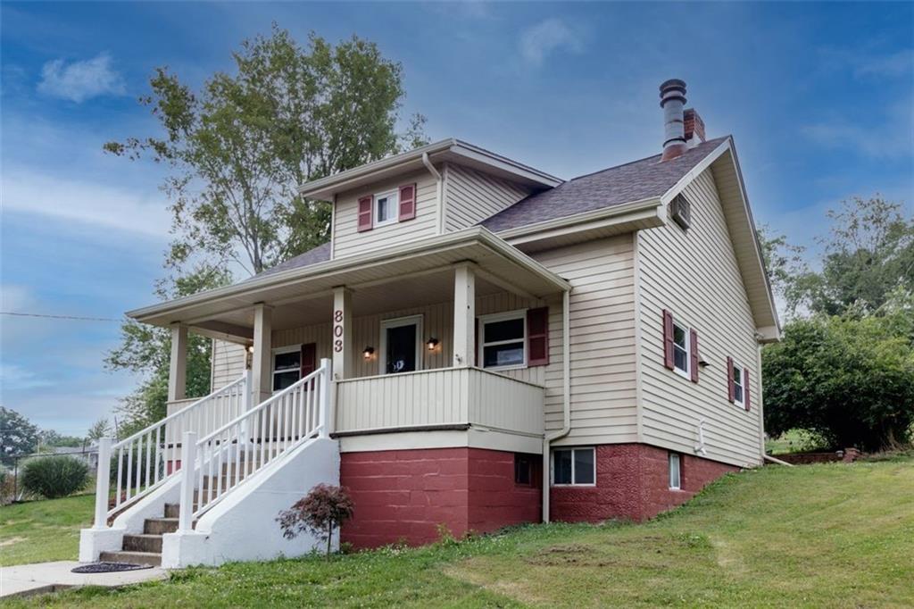a view of a house with a yard