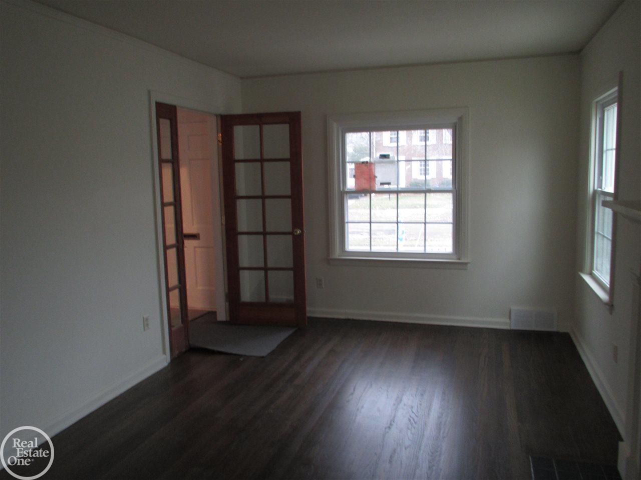 1323 Hampton Road Grosse Pointe Woods, MI 48236 - Photo 12 of 40