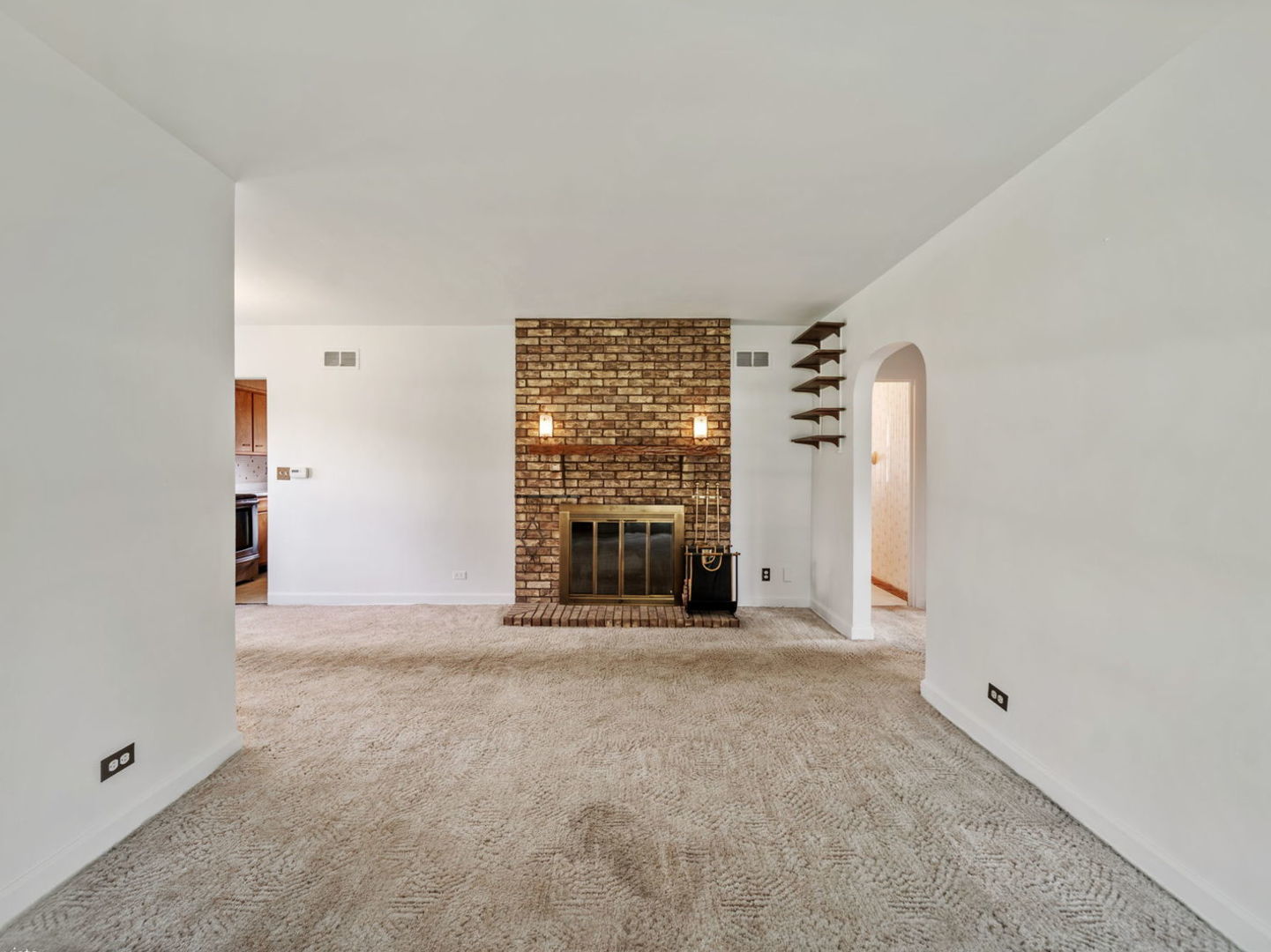 4N365 9th Avenue Addison, IL 60101 - Photo 7 of 24 an empty room with windows