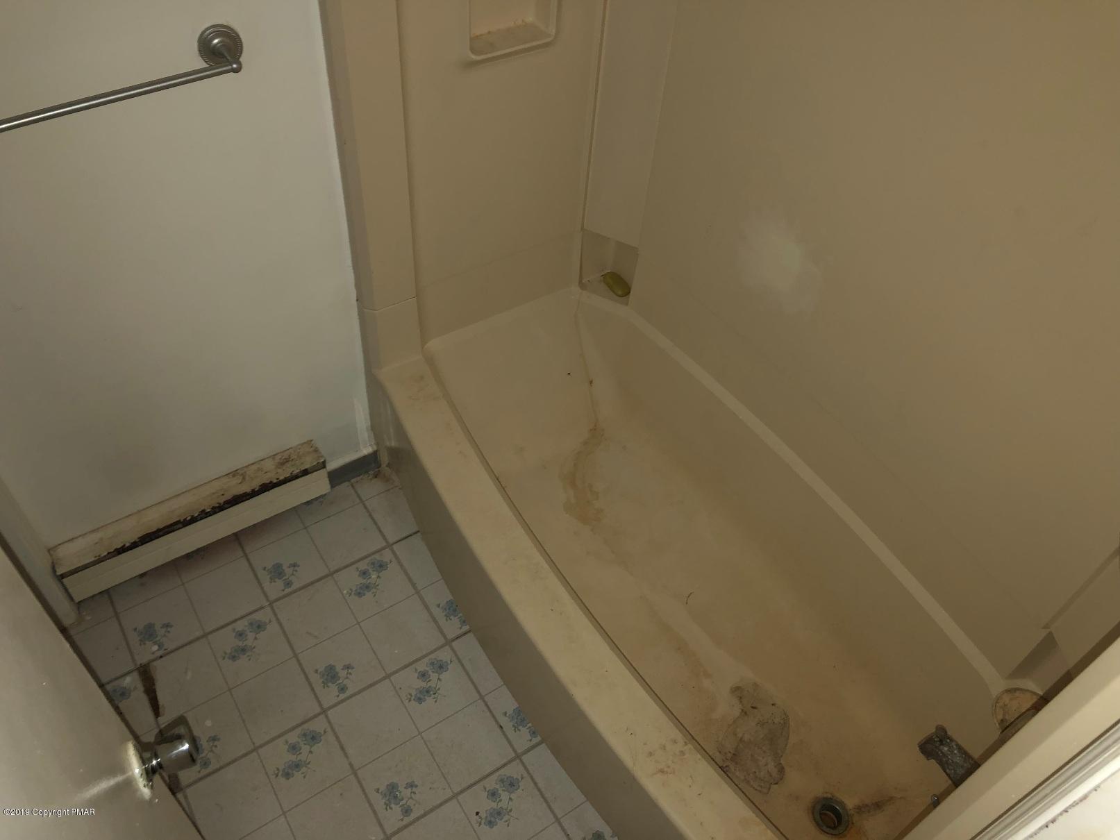 106 Elk Run Road Pocono Lake, PA 18347 - Photo 7 of 11 a bathroom with a bathtub