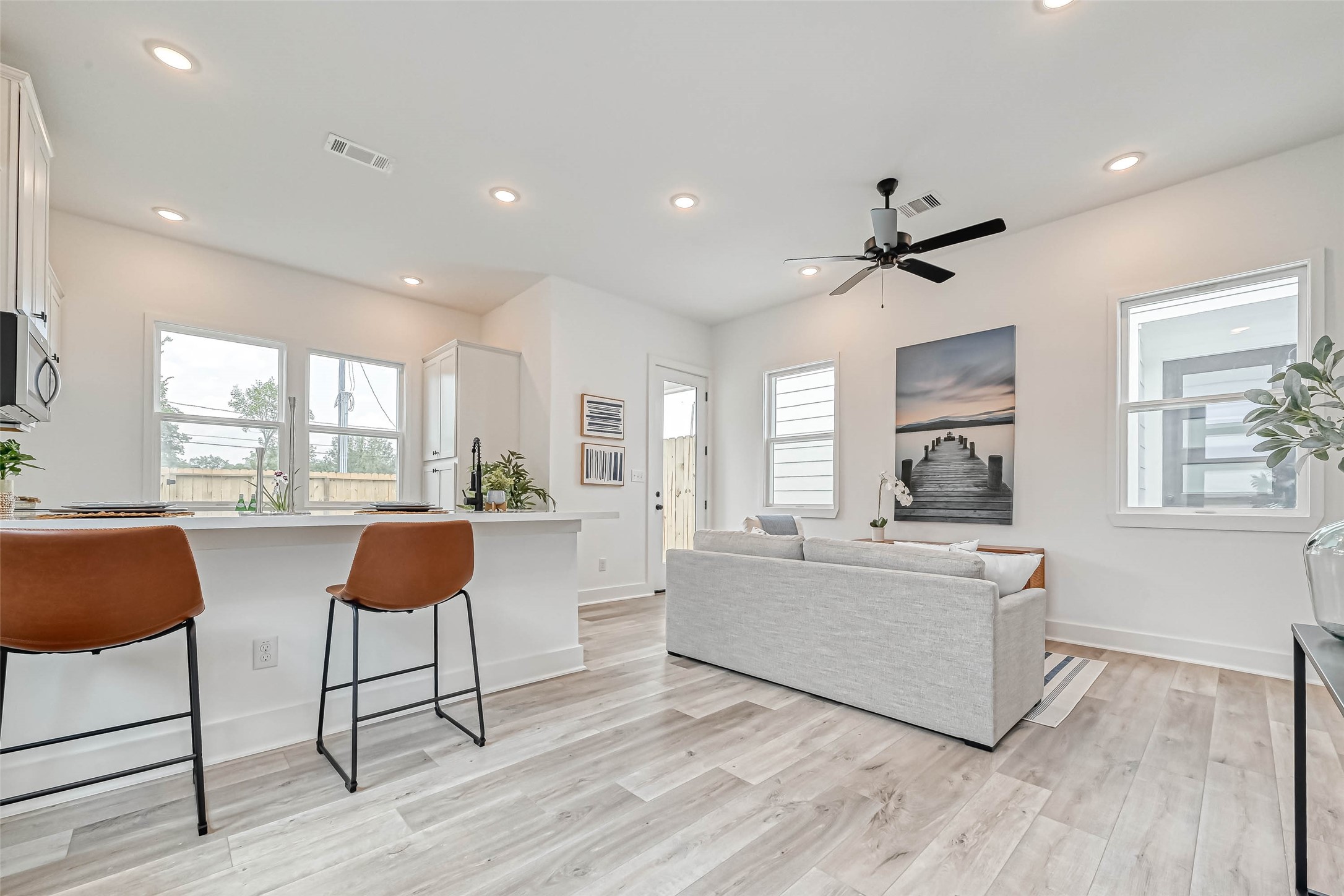 9316 Arledge Street, Unit B Houston, TX 77075 - Photo 5 of 26 a living room with furniture and a large window