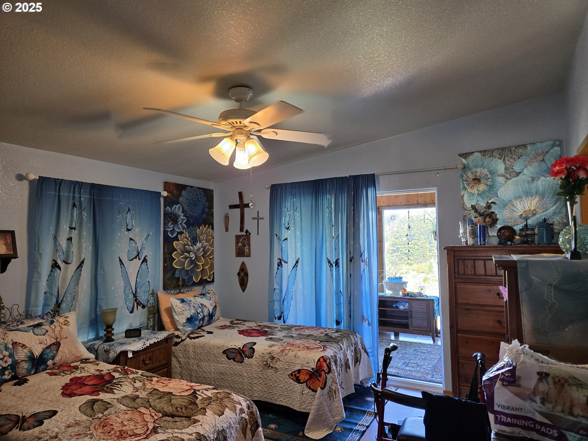 96465 Coverdell Road, Unit 8 Brookings, OR 97415 - Photo 26 of 42 a bedroom with a bed and a chandelier