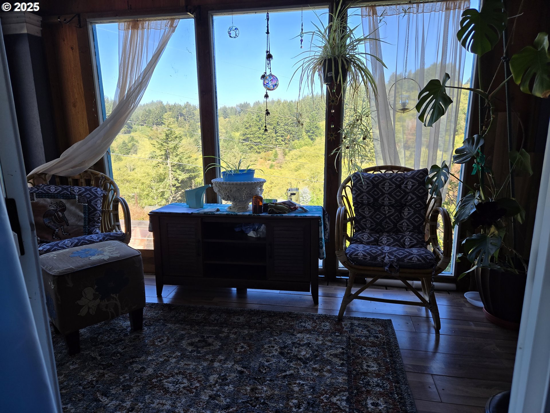 96465 Coverdell Road, Unit 8 Brookings, OR 97415 - Photo 27 of 42 a living room with furniture