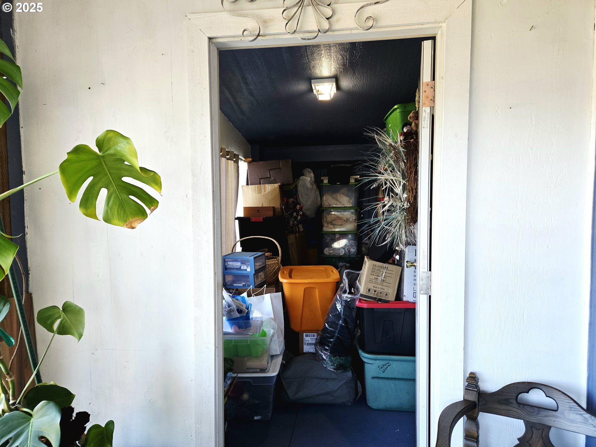 96465 Coverdell Road, Unit 8 Brookings, OR 97415 - Photo 33 of 42 a living room with furniture and a potted plant