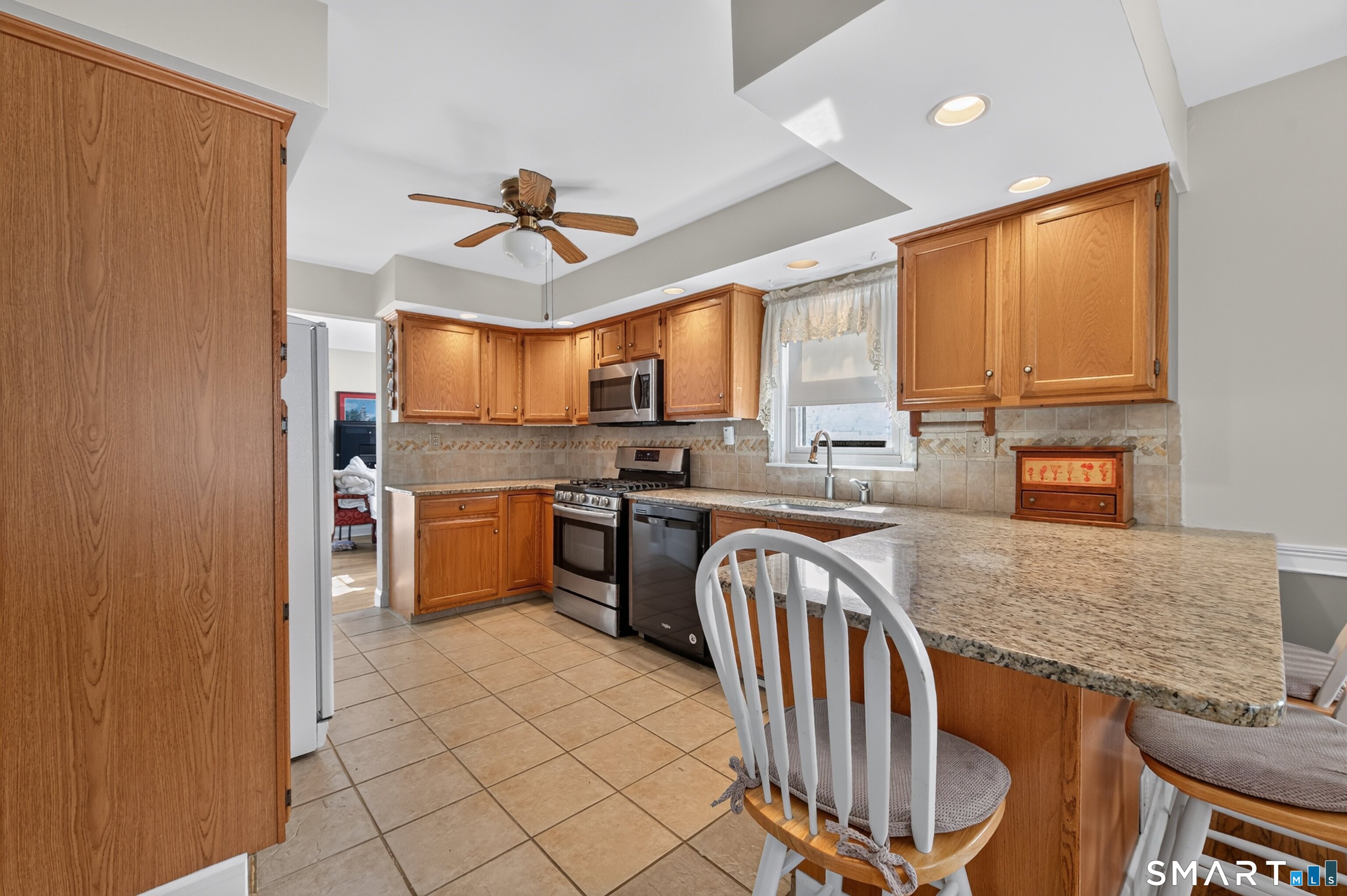 845 Stratford Road Stratford, CT 06615 - Photo 6 of 19 Gallery Image 6