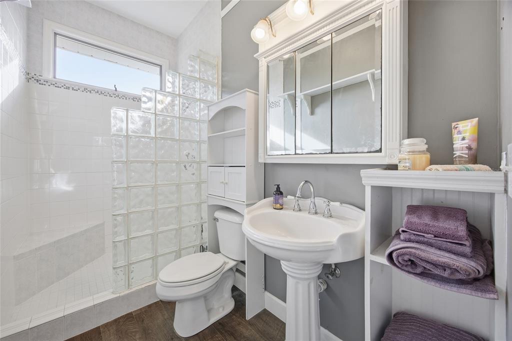 10400 Southeast 101st Avenue Road Belleview, FL 34420 - Photo 11 of 59 a bathroom with a sink toilet and shower