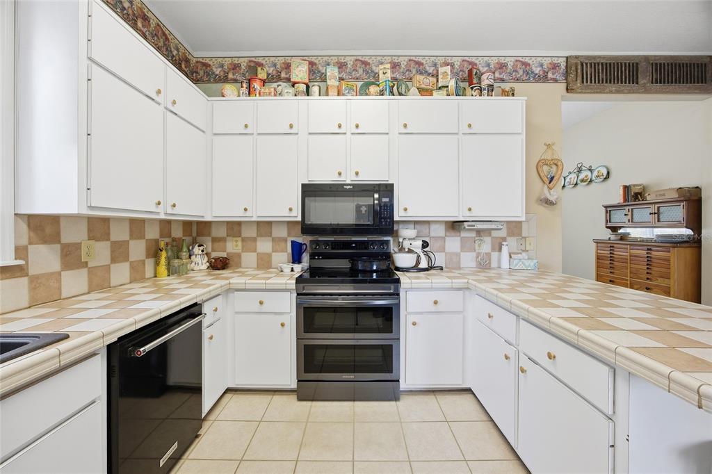 10400 Southeast 101st Avenue Road Belleview, FL 34420 - Photo 18 of 59 a kitchen with granite countertop white cabinets and appliances