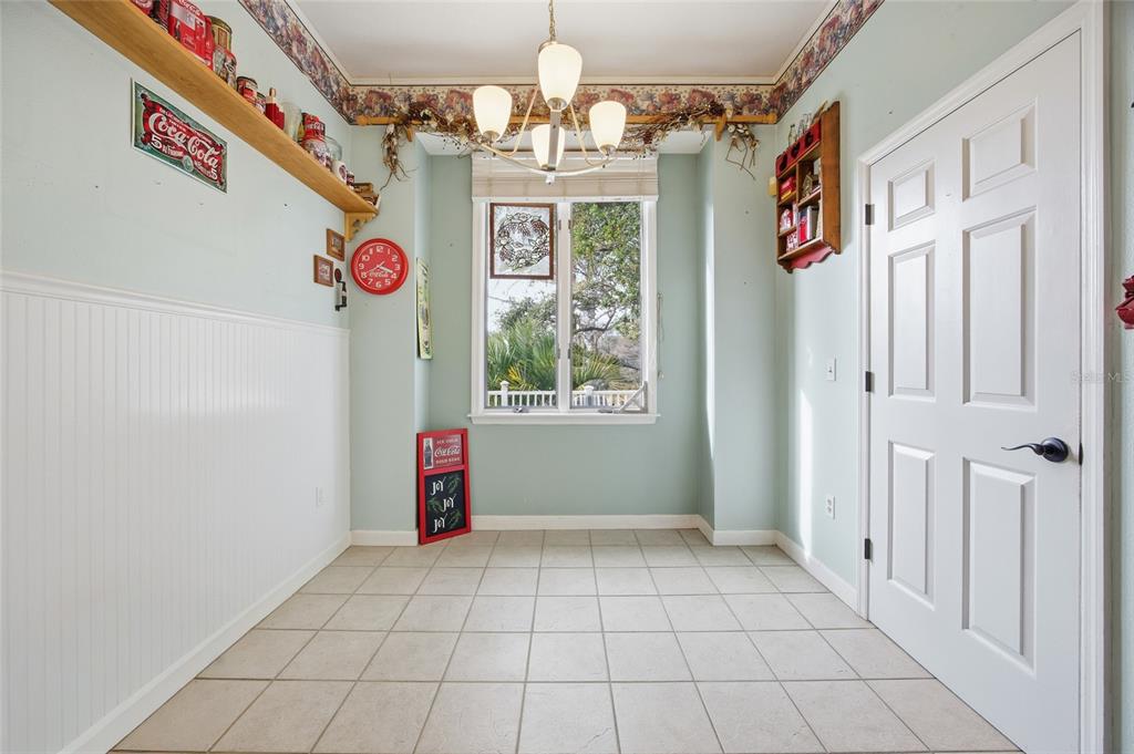 10400 Southeast 101st Avenue Road Belleview, FL 34420 - Photo 20 of 59 a view of an entryway with chandelier