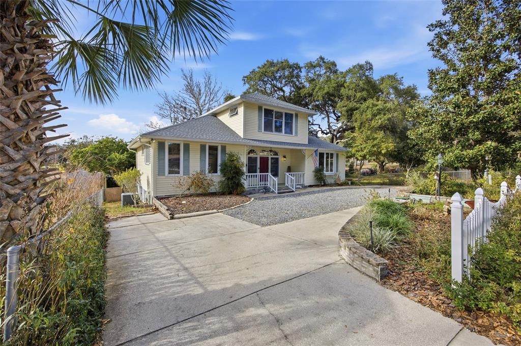10400 Southeast 101st Avenue Road Belleview, FL 34420 - Photo 2 of 59 a front view of a house with a garden