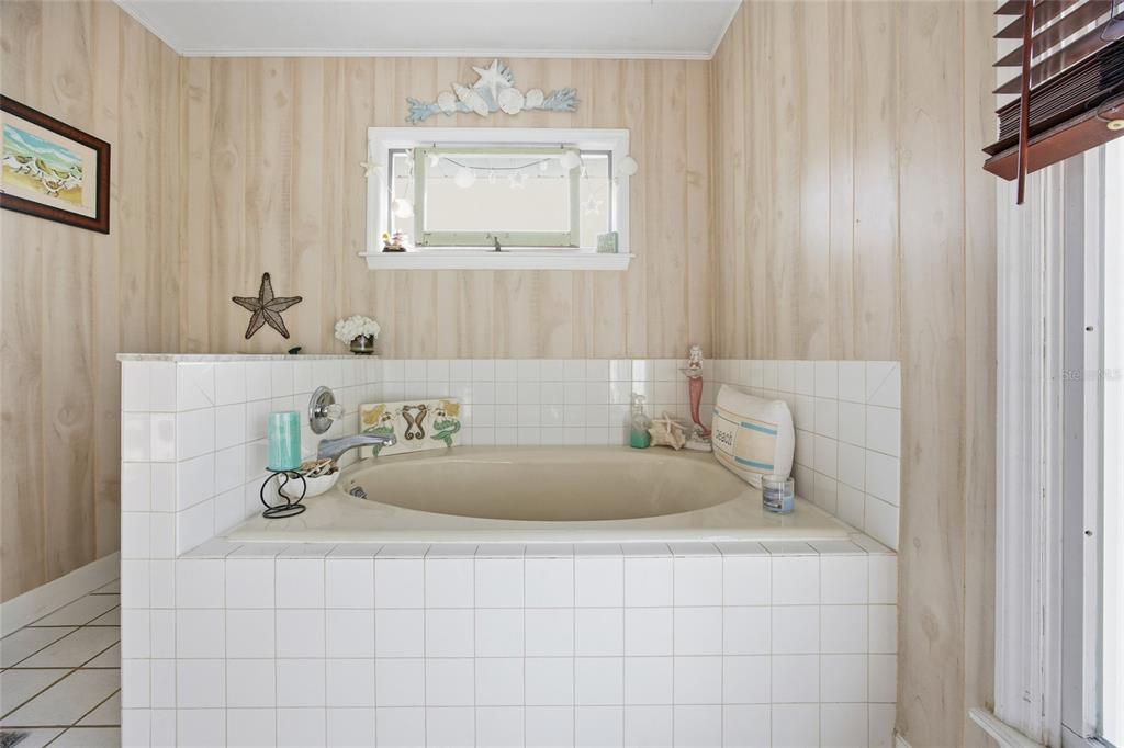 10400 Southeast 101st Avenue Road Belleview, FL 34420 - Photo 29 of 59 a bathroom with a tub sink and mirror
