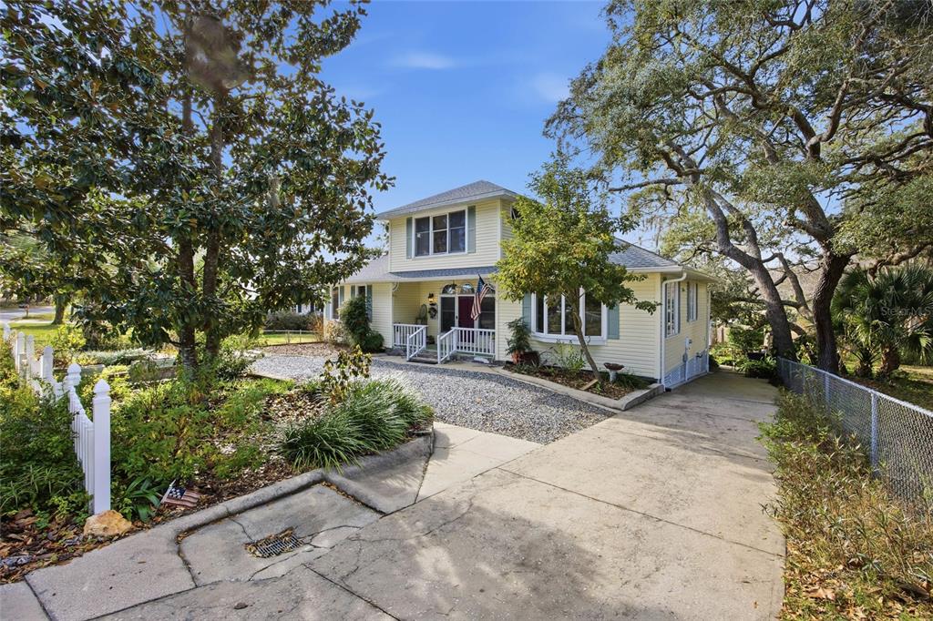 10400 Southeast 101st Avenue Road Belleview, FL 34420 - Photo 4 of 59 a front view of a house with garden