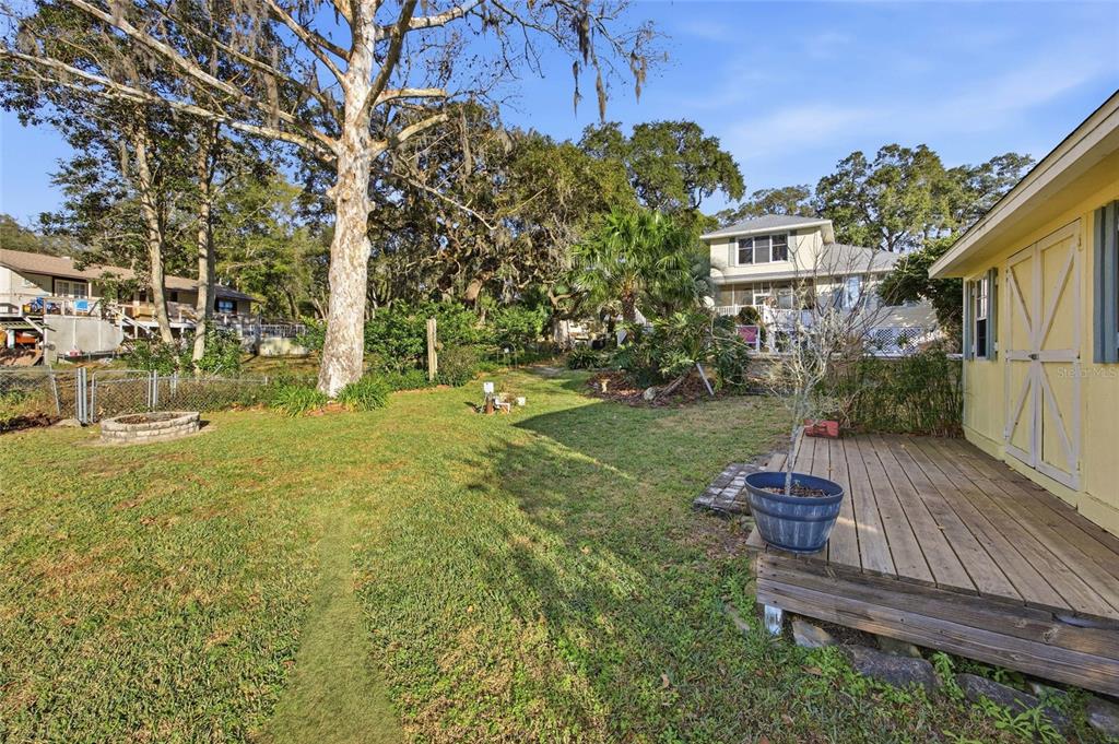10400 Southeast 101st Avenue Road Belleview, FL 34420 - Photo 46 of 59 a view of a deck with couches and wooden fence