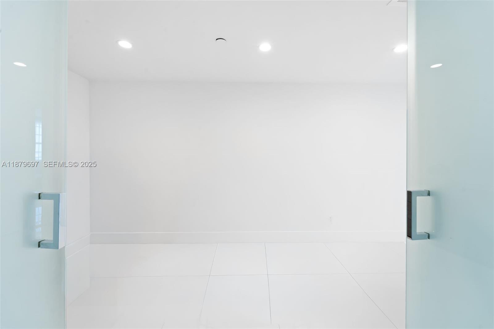 100 Lincoln Road, Unit 1523/1525 Miami Beach, FL 33139 - Photo 14 of 25 a view of small space