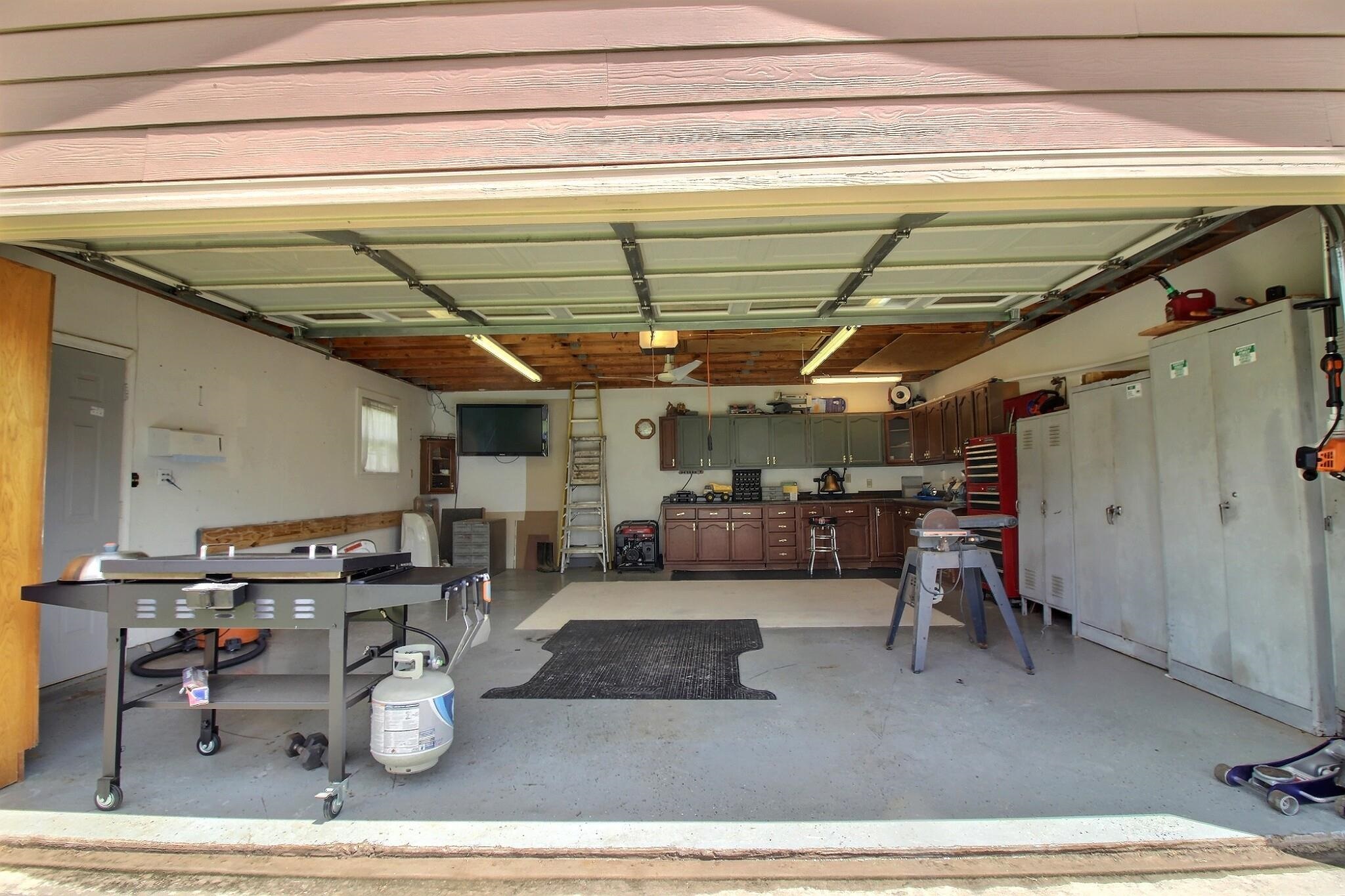 1178 Heather Ridge Cove Collierville, TN 38017 - Photo 4 of 28 Garage featuring a workshop area