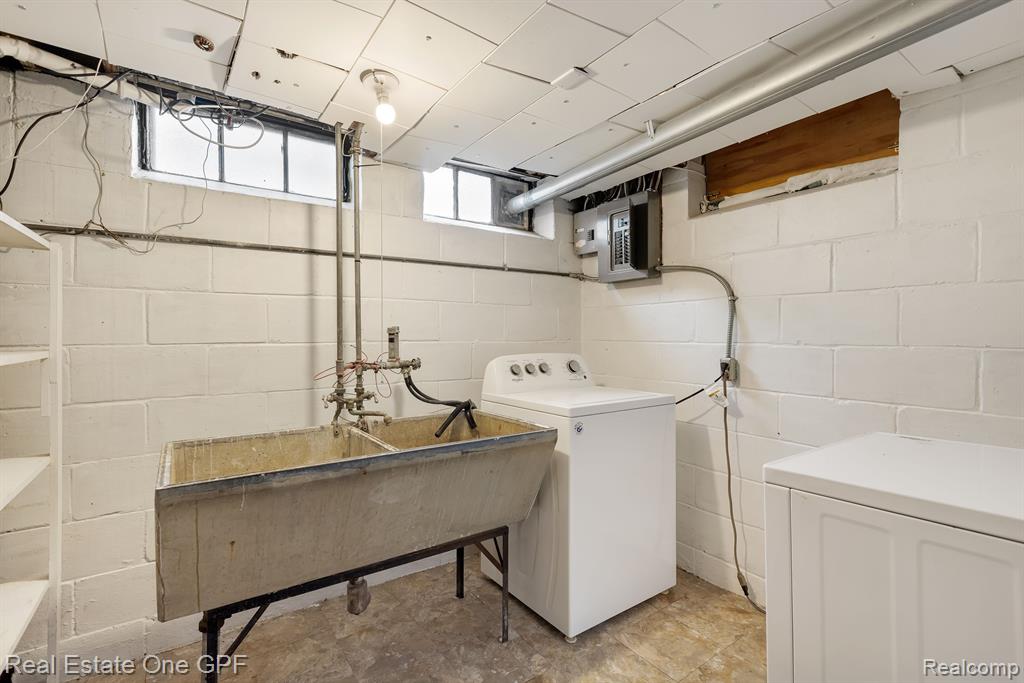 879 Roslyn Road Grosse Pointe Woods, MI 48236 - Photo 28 of 39