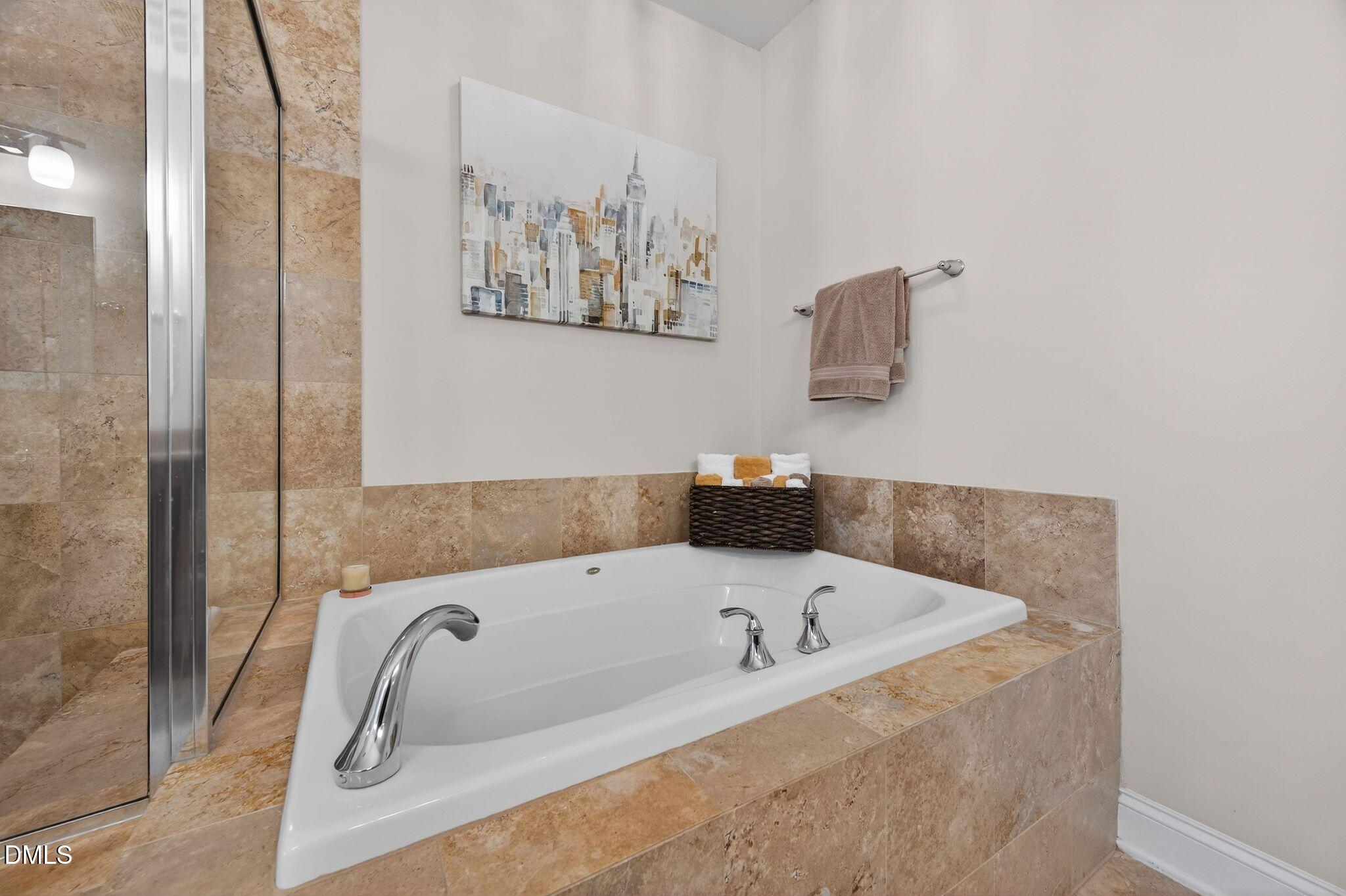 10511 Rosegate Court, Unit 305 Raleigh, NC 27617 - Photo 34 of 48 a bathroom with a bathtub