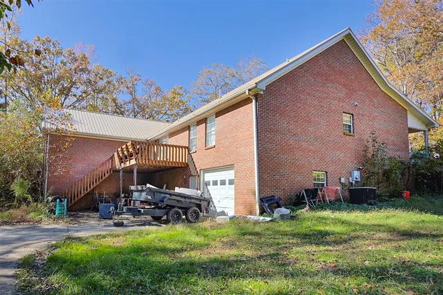a view of back yard of the house