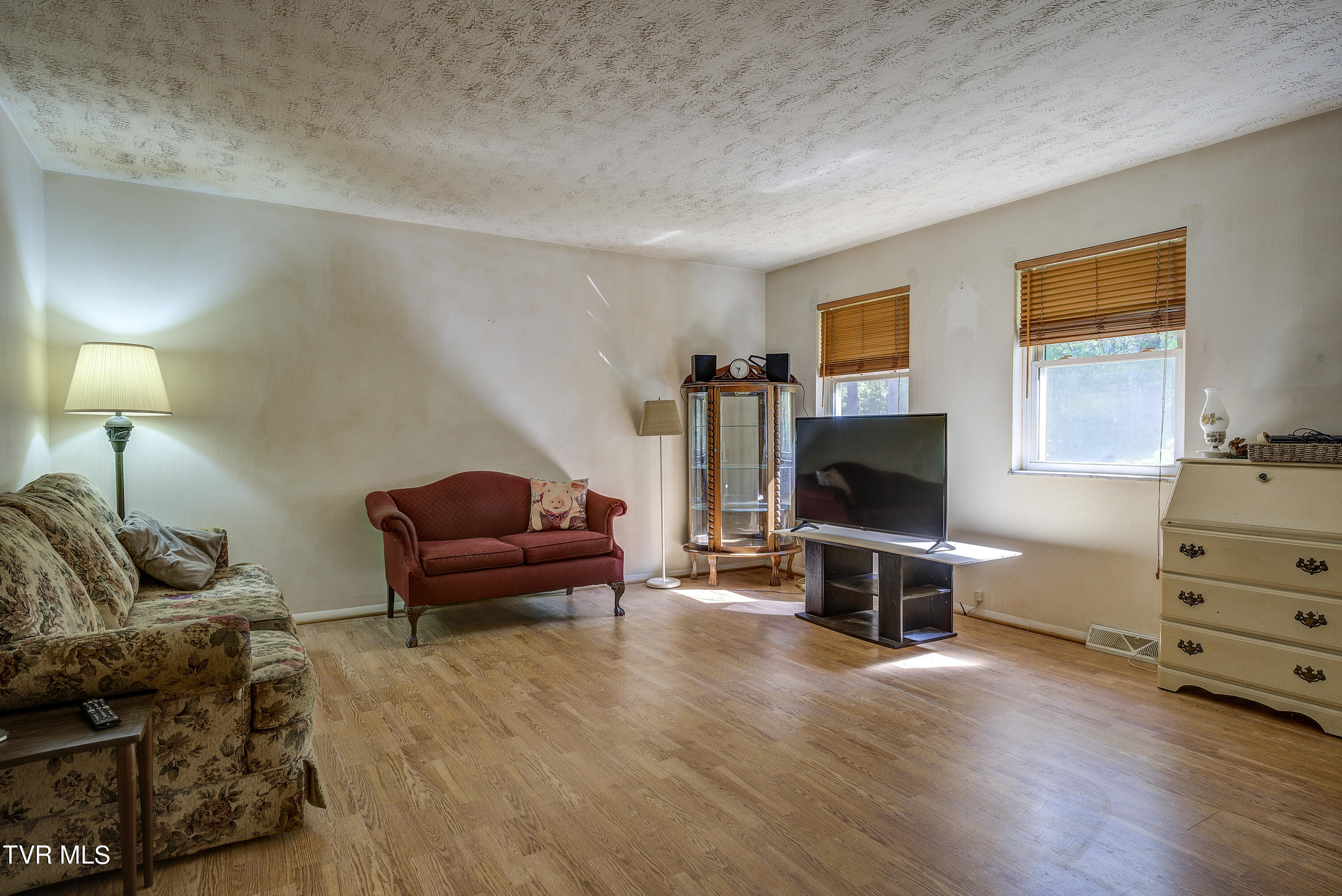 628 Mt Bethel Road Greeneville, TN 37745 - Photo 11 of 34 628 Mount Bethel Rd Living Room