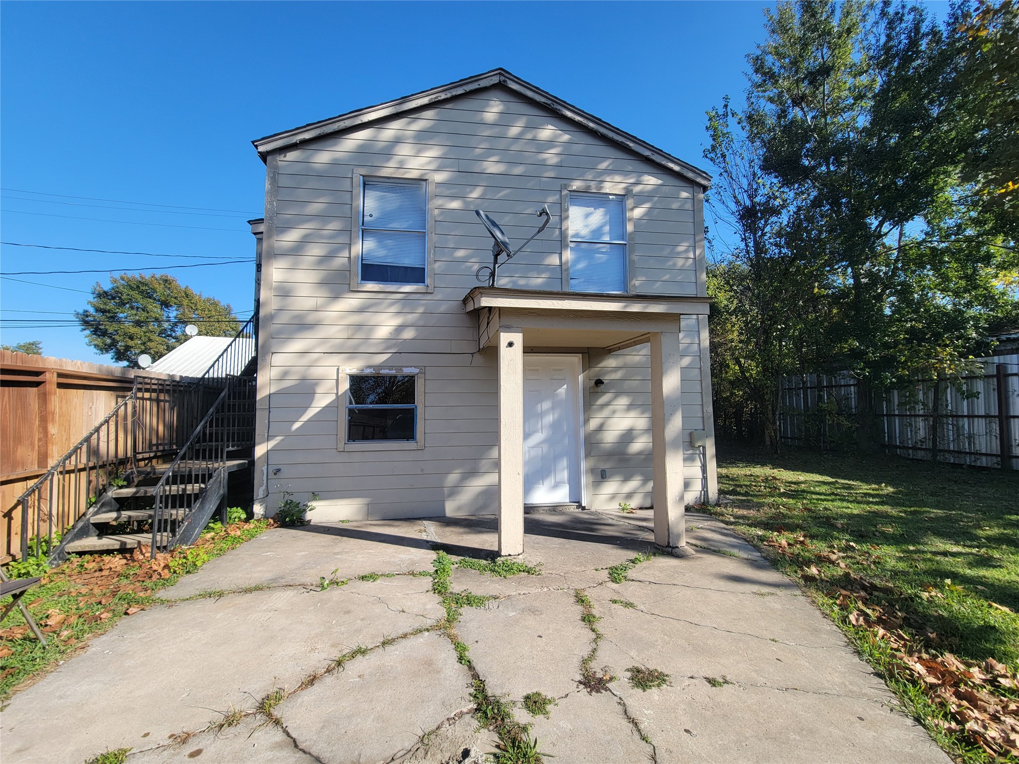 a view of a house with backyard