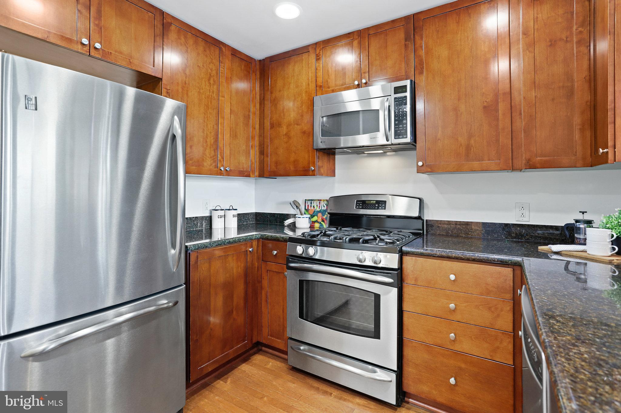 3600 South Glebe Road, Unit 1014W Arlington, VA 22202 - Photo 5 of 36 Updated Kitchen w/Stainless Steel Appliances