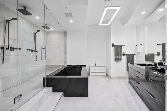 $5,999,000 | 18555 Collins Avenue, Unit 2105, Sunny Isles Beach, FL 33160