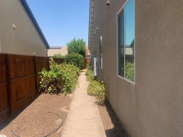 a view of a backyard