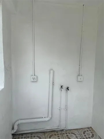 a view of a house with backyard and garden