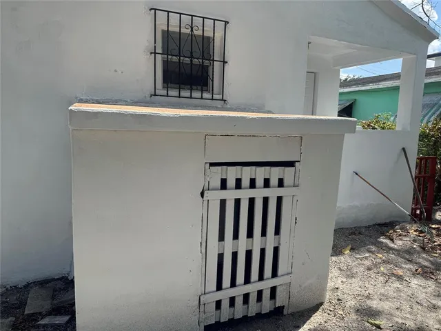 a view of entryway with a front door
