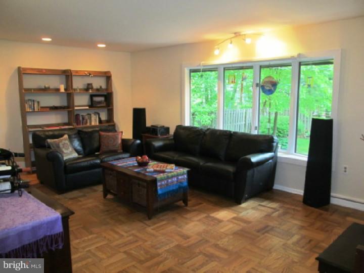 305 Radcliffe Drive Newark, DE 19711 - Photo 3 of 18 Living Room