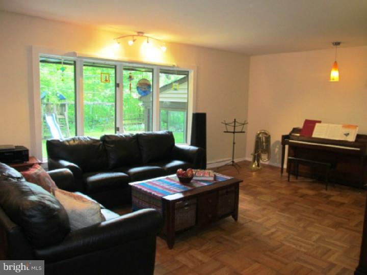 305 Radcliffe Drive Newark, DE 19711 - Photo 4 of 18 Living Room