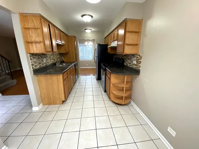 $2,450 | 1987 Franklin Place, Hoffman Estates, IL 60169