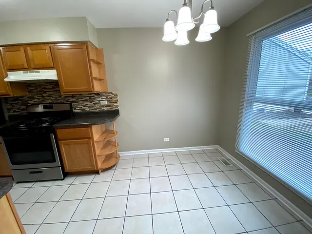 $2,450 | 1987 Franklin Place, Hoffman Estates, IL 60169