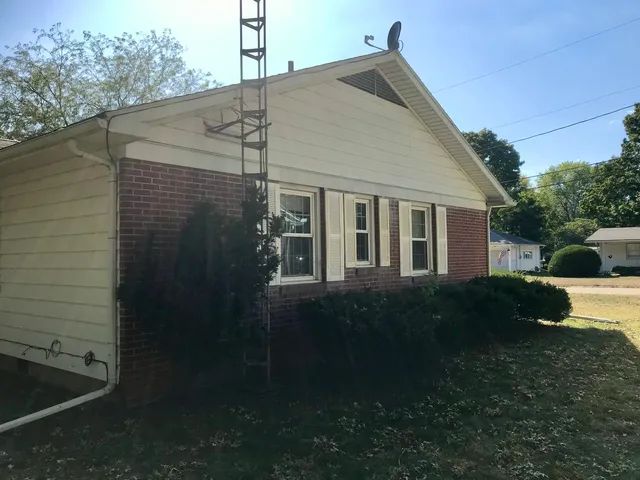 a view of a house with backyard and garden